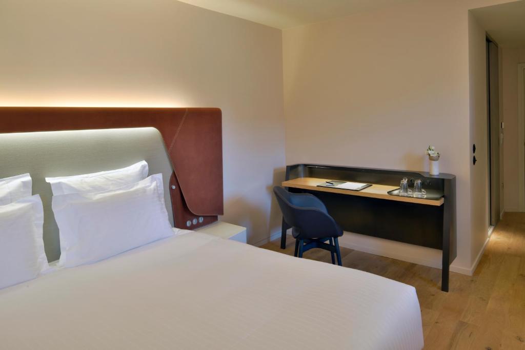 Двухместный (Улучшенный двухместный номер с 1 кроватью или 2 отдельными кроватями) отеля Hôtel Les Haras, Страсбург