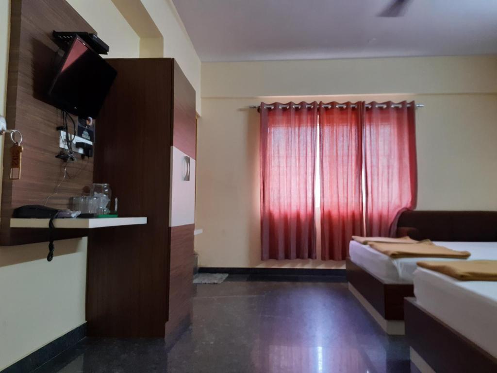 Четырехместный (Номер Делюкс с 2 кроватями размера «queen-size») гостевого дома Sapphire Inn, Бангалор