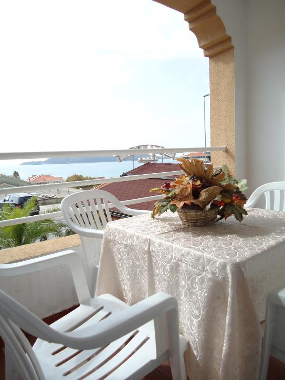 Трехместный (Трехместный номер с террасой и видом на море), Villa Gaga with balcony