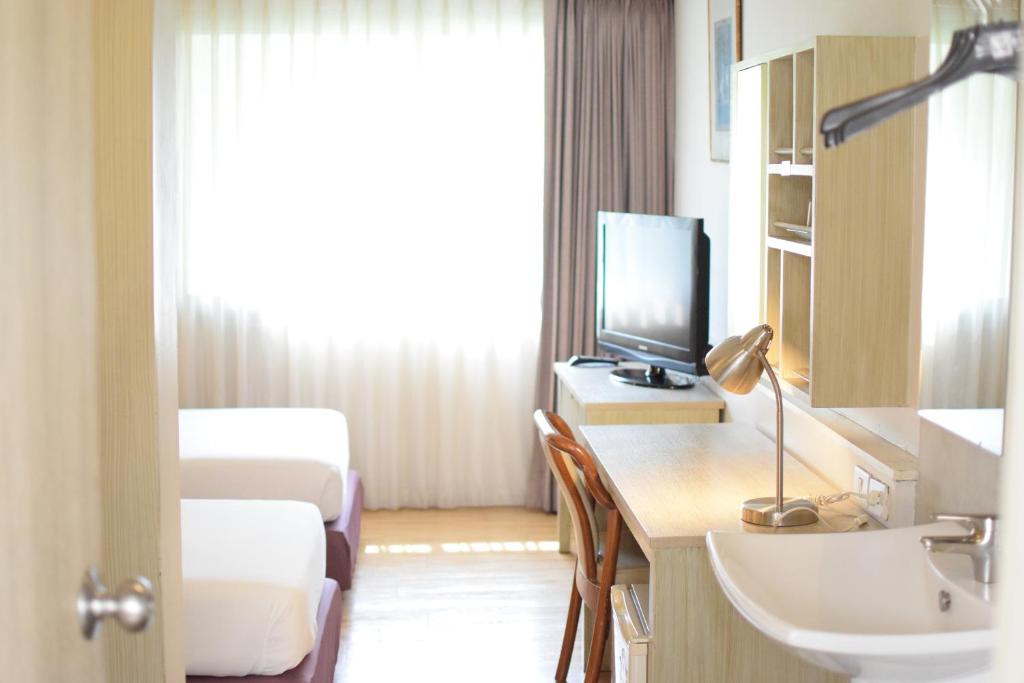 Двухместный (Улучшенный двухместный номер с 1 кроватью или 2 отдельными кроватями — Специальное предложение) отеля Trang Hotel Bangkok, Бангкок