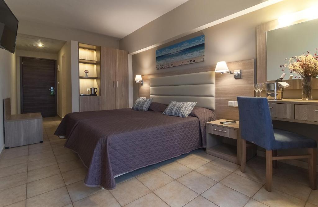 Двухместный (Улучшенный двухместный номер «Плюс» с 2 отдельными кроватями и видом на море) отеля Messonghi Beach Holiday Resort, Мораитика