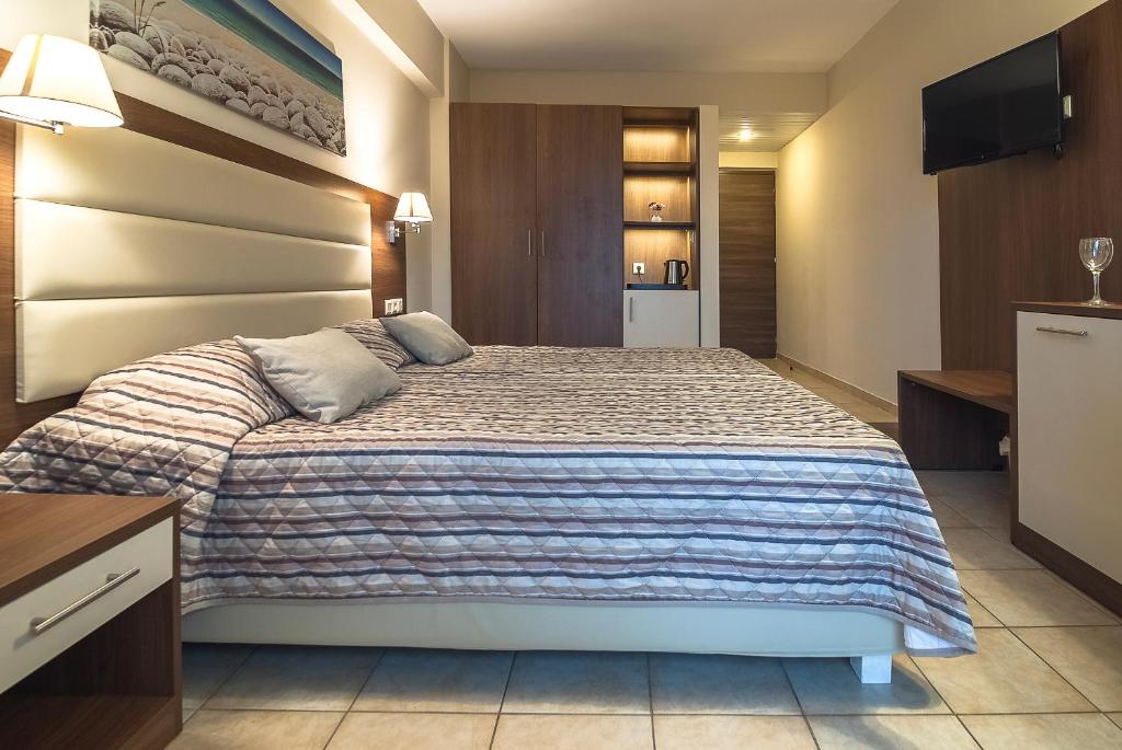 Двухместный (Улучшенный двухместный номер «Плюс» с 2 отдельными кроватями и видом на сад) отеля Messonghi Beach Holiday Resort, Мораитика