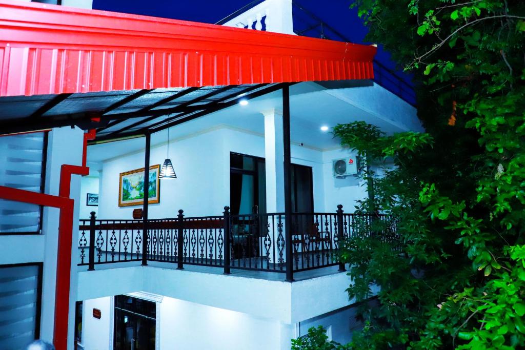 Двухместный (Улучшенный двухместный номер с 1 кроватью) отеля Sarathchandra Guest House, Эмбилипития