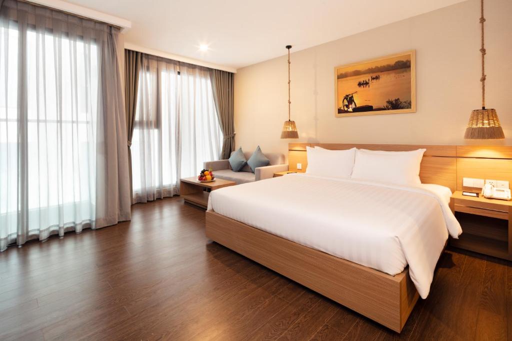 Двухместный (Улучшенный двухместный номер с 1 кроватью или 2 отдельными кроватями) отеля Virgo Hotel, Нячанг