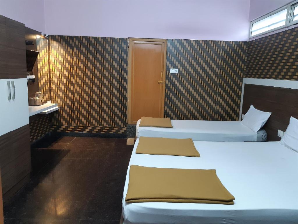 Трехместный (Бюджетный трехместный номер) гостевого дома Sapphire Inn, Бангалор