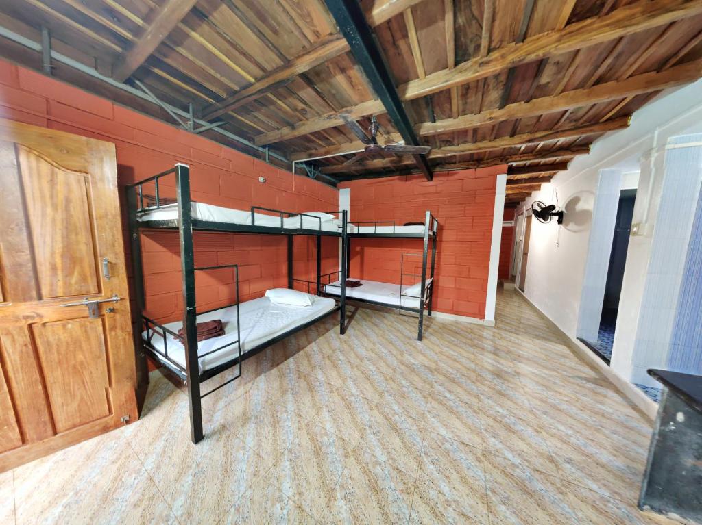 Номер (Кровать в общем 8-местном номере для мужчин и женщин) хостела HosteLIT Gokarna - Backpacker Hostels, Гокарна