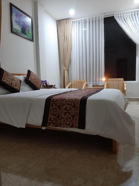 Двухместный (Номер с кроватью размера «king-size» и видом на горы) отеля Minh Manh Hotel, Плейку