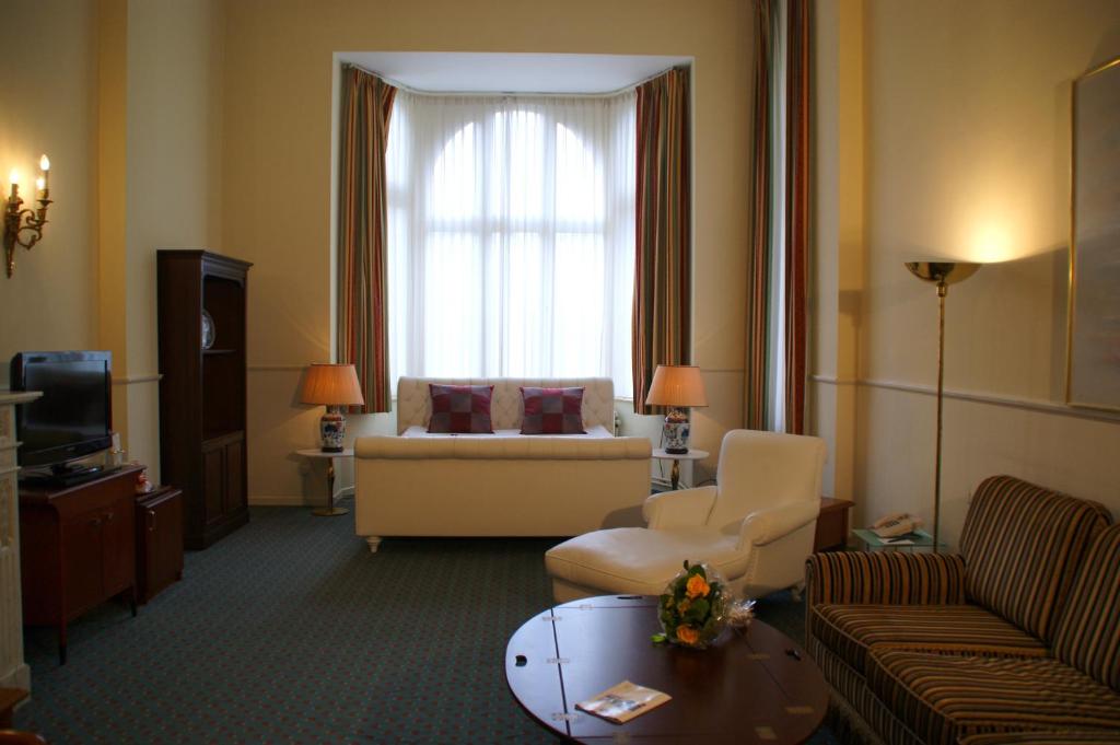 Сьюит (Deluxe Suite with King Bed and Whirlpool - Smoking) отеля Best Western Plus Park Hotel Brussels, Брюссель