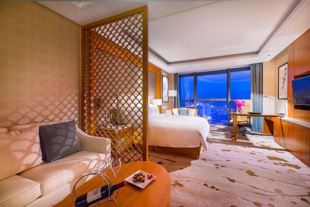 Двухместный (Business Deluxe Queen Room with River View) отеля Yiwu Shangcheng Hotel, Иу