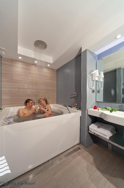 Сьюит (Суперлюкс с гидромассажной ванной и видом на море) отеля Lafodia Sea Resort, Лопуд