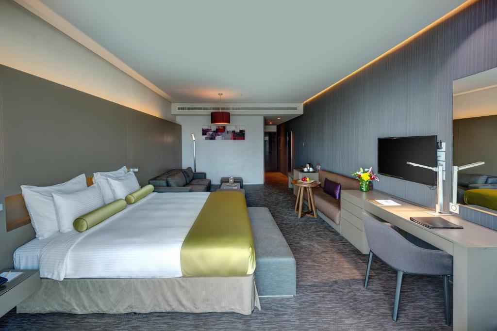 Двухместный (Номер «Премиум» с кроватью размера «king-size» и видом) отеля Royal Tulip 72 Hotel, Шарджа