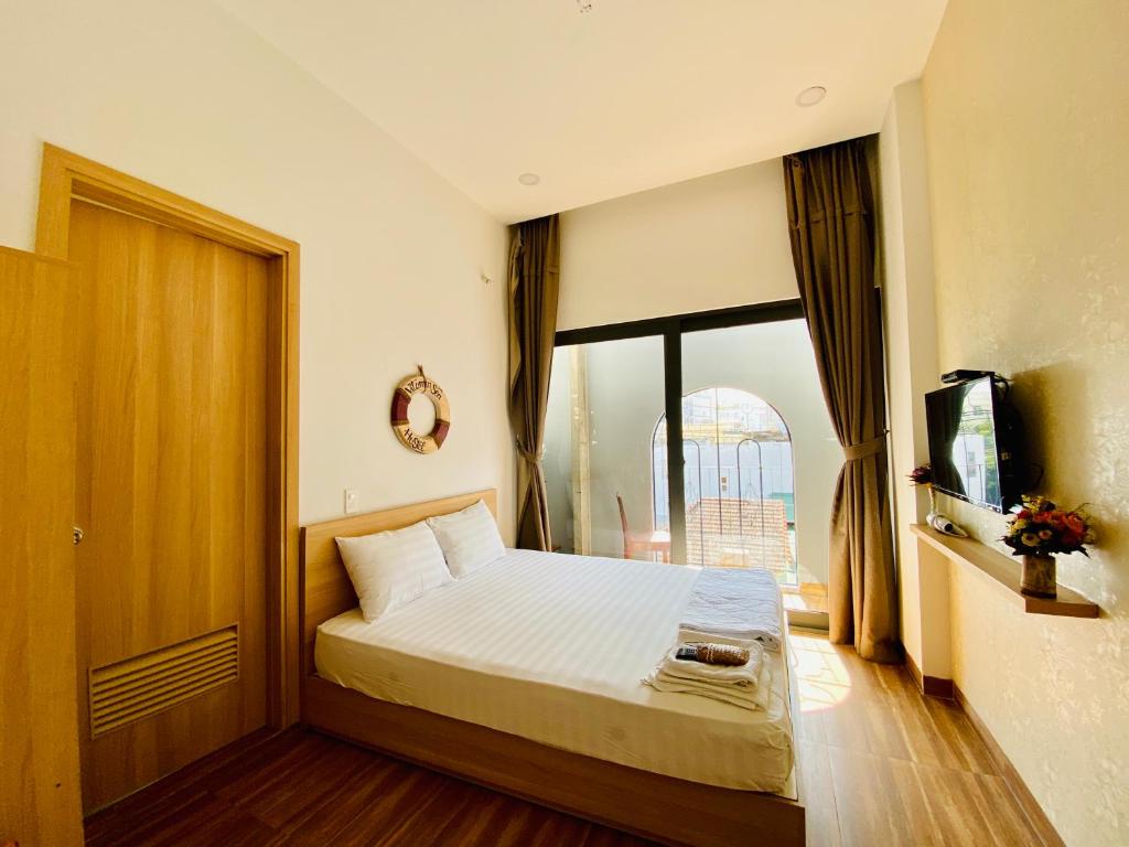 Двухместный (Номер с кроватью размера queen-size и видом на город) хостела Vitamin Sea Hostel - Nha Trang, Нячанг