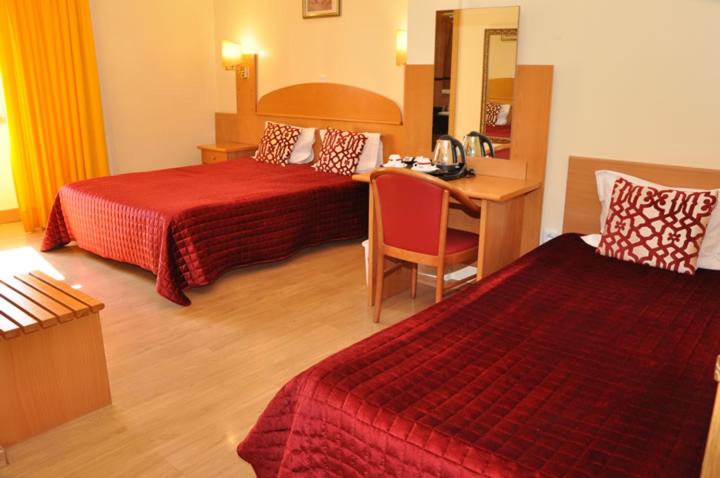 Двухместный (Двухместный номер с 1 кроватью и дополнительной кроватью (для 2 взрослых и 1 ребенка)) отеля Hotel Solneve, Ковильян