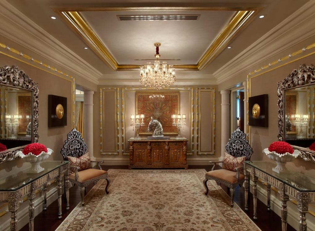 Сьюит (Президентский люкс с трансфером от/до аэропорта и доступом в лаундж) отеля The Leela Palace New Delhi, Нью-Дели