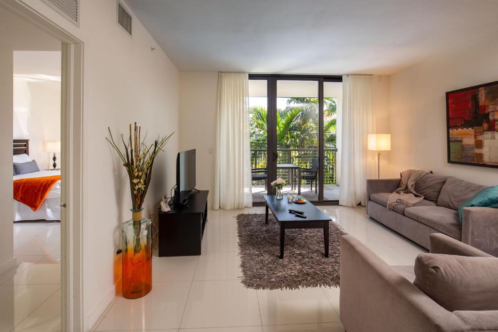 Апартаменты (Классические апартаменты с 2 спальнями и балконом) апартамента Moderno Residences By Bay Breeze, Майами-Бич