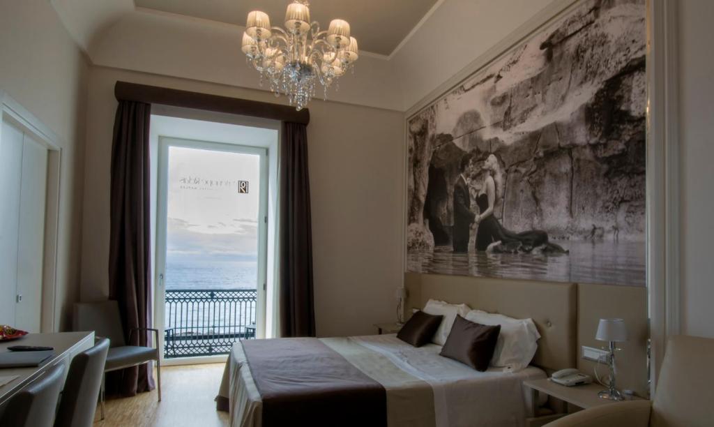 Трехместный (Трехместный номер с видом на море) отеля Partenope Relais, Неаполь