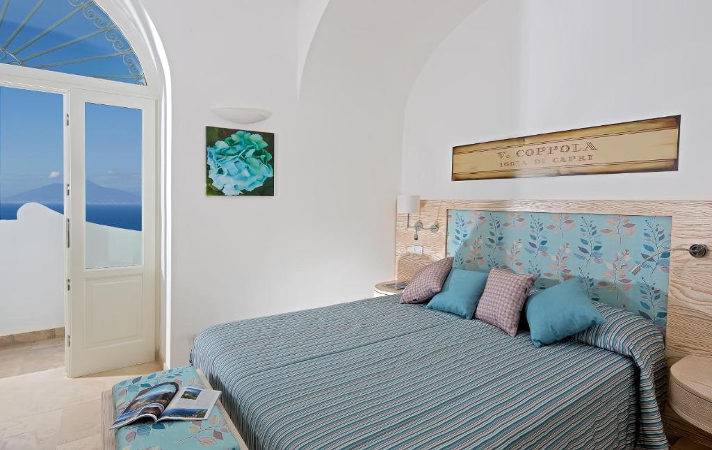 Двухместный (Двухместный номер с 1 кроватью или 2 отдельными кроватями и частичным видом на море) отеля Capri Wine Hotel, Капри