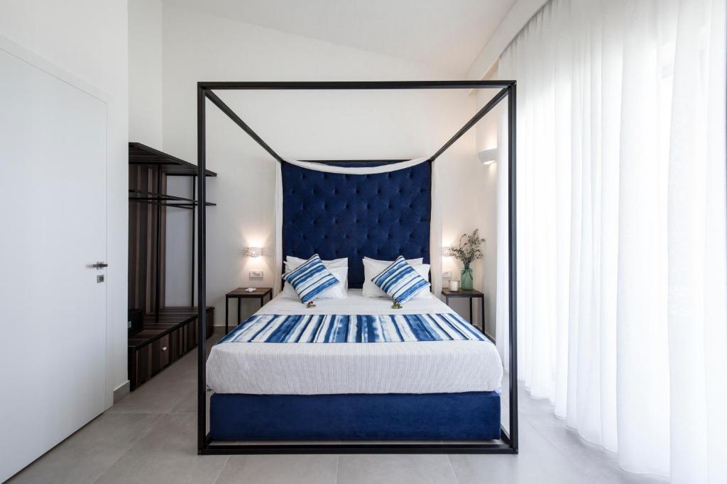 Сьюит (Улучшенный люкс с видом на море и гидромассажной ванной) отеля Aloe Boutique & Suites, Алмирида