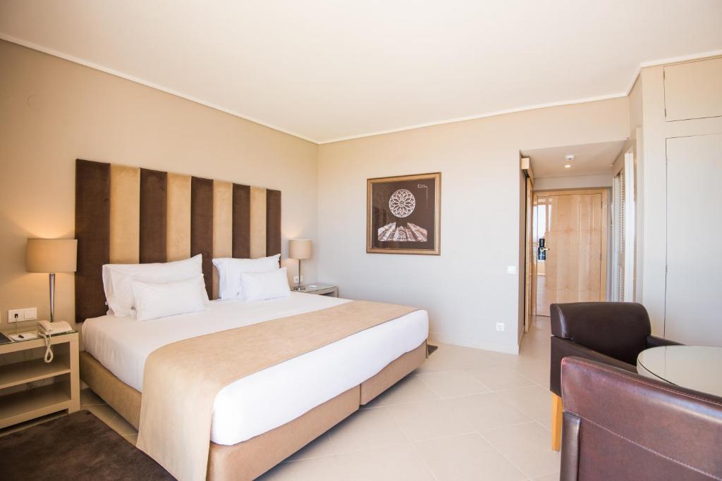 Двухместный (Улучшенный двухместный номер с 2 отдельными кроватями, видом на море и дополнительной кроватью (для 1 ребенка до 12 лет)) отеля Vila Gale Ampalius, Виламура