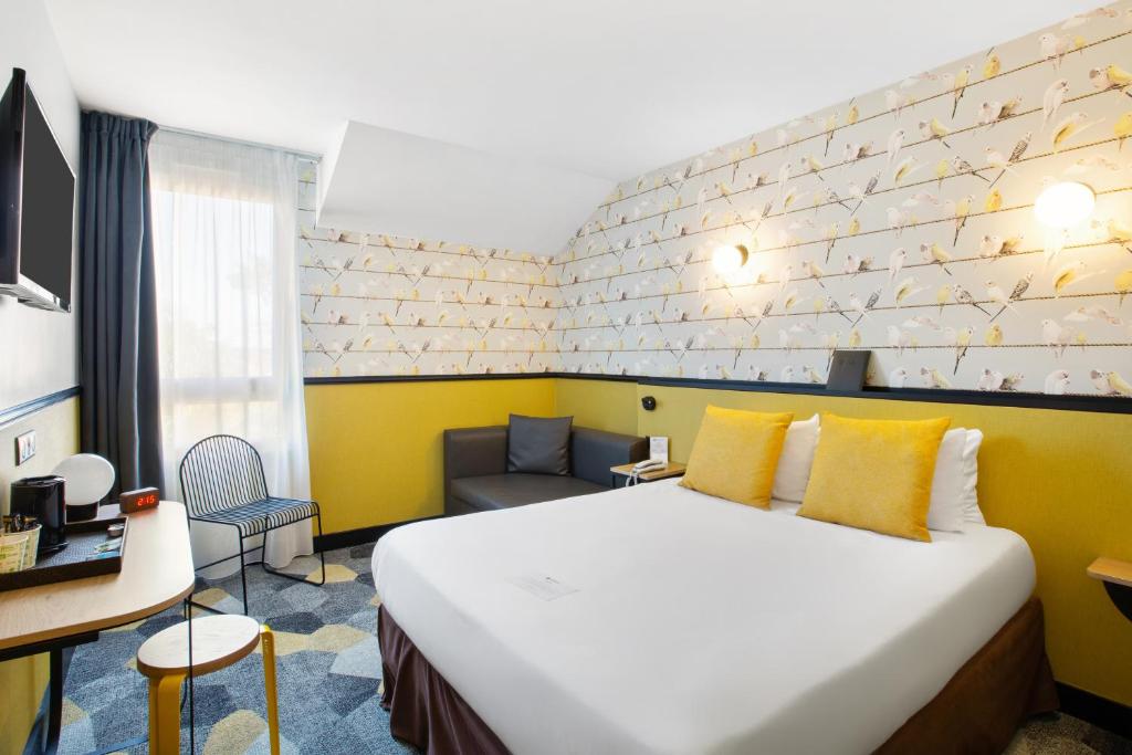 Трехместный (Трехместный номер с кроватью размера «queen-size» и односпальной кроватью - Для некурящих) отеля Chanteloup Hôtel, Серри