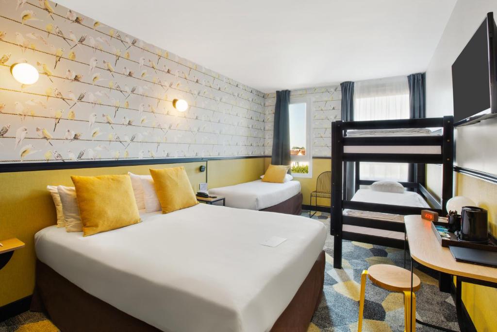 Семейный (Семейный номер с 1 двуспальной кроватью, двухъярусной кроватью и 2 односпальными кроватями) отеля Chanteloup Hôtel, Серри