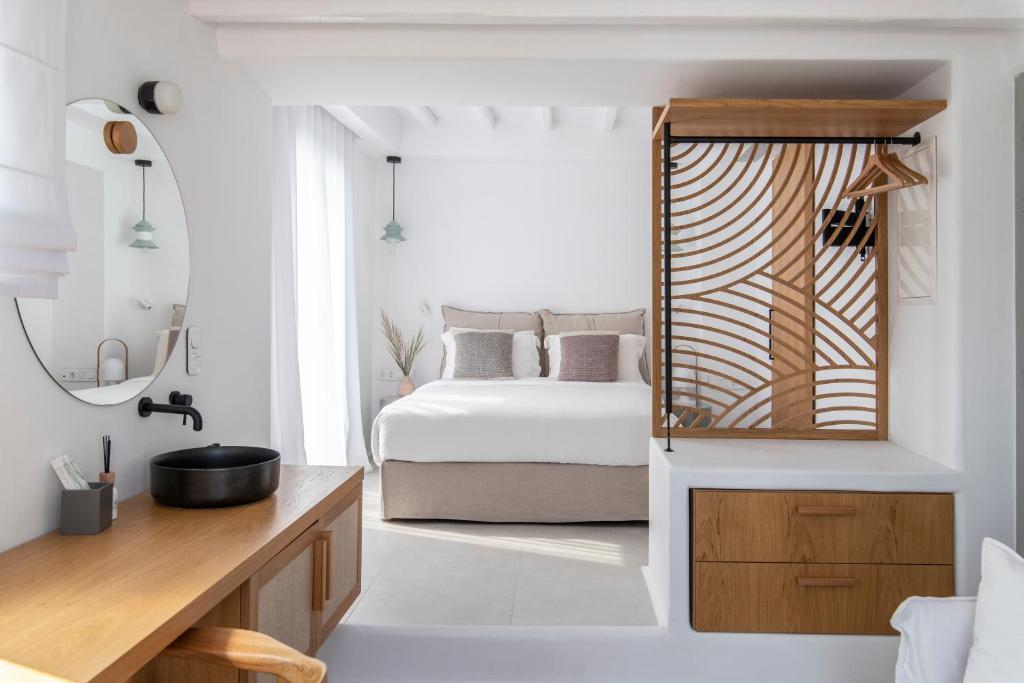 Двухместный (Улучшенный двухместный номер с 1 кроватью и видом на море) отеля Adorno Beach Hotel and Suites, Орнос