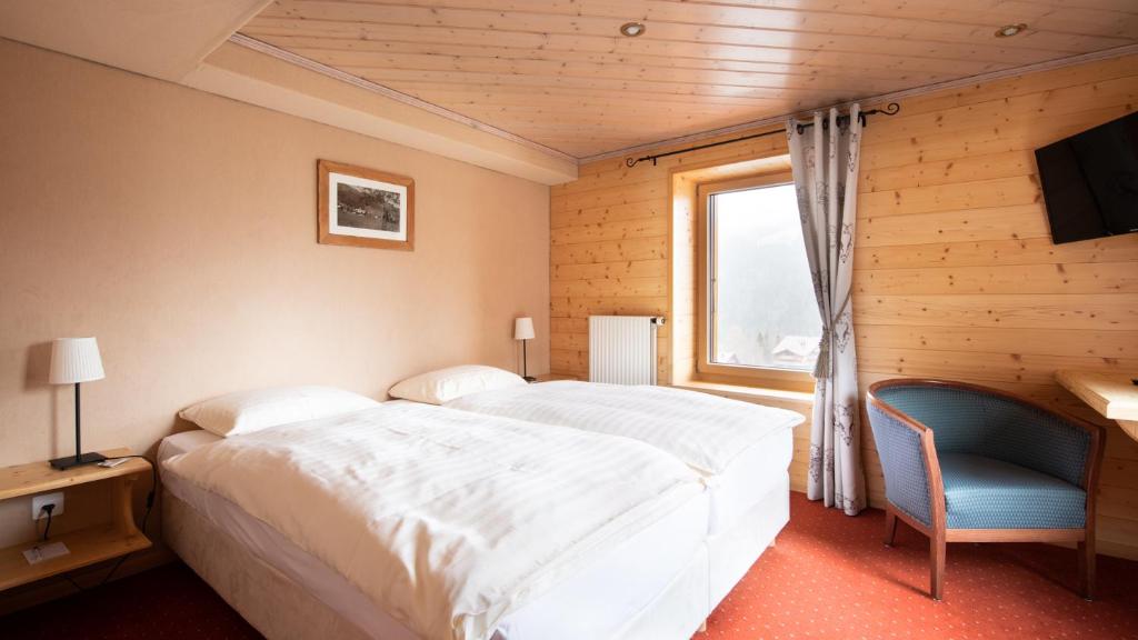 Двухместный (Стандартный двухместный номер с 1 кроватью и видом на горы) отеля Hotel Suisse, Шампери