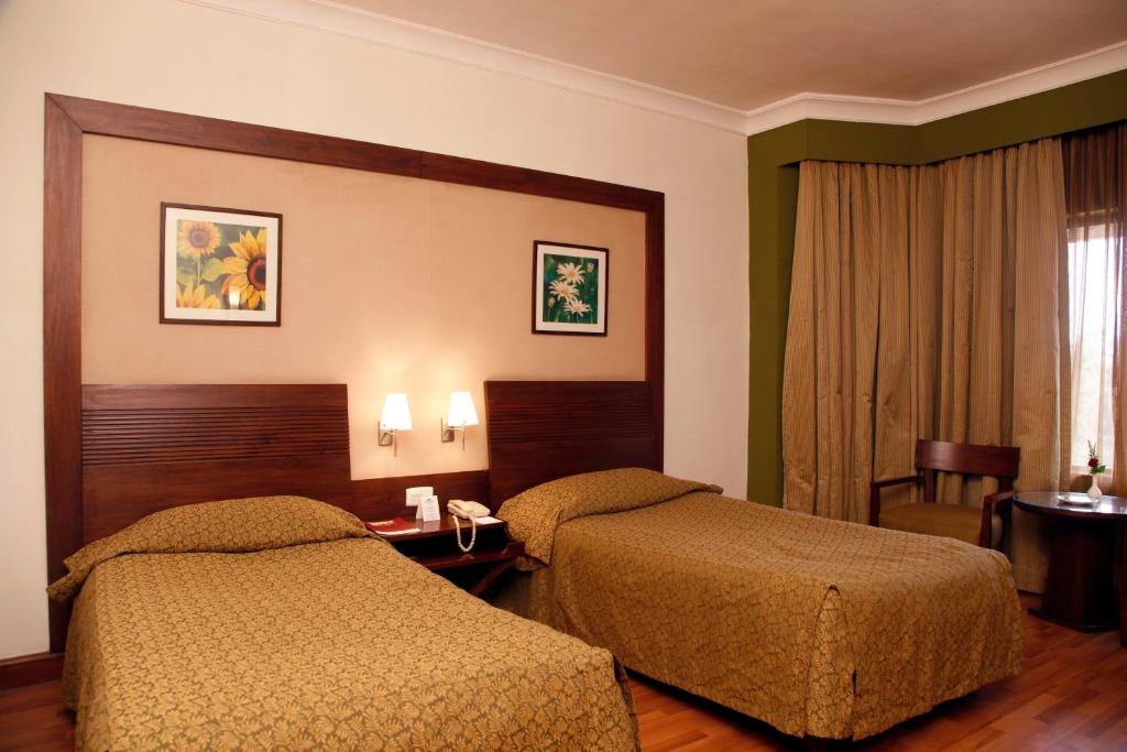 Двухместный (Двухместный номер с 2 отдельными кроватями и видом на бассейн) отеля The Retreat Hotel & Convention Centre, Мумбай