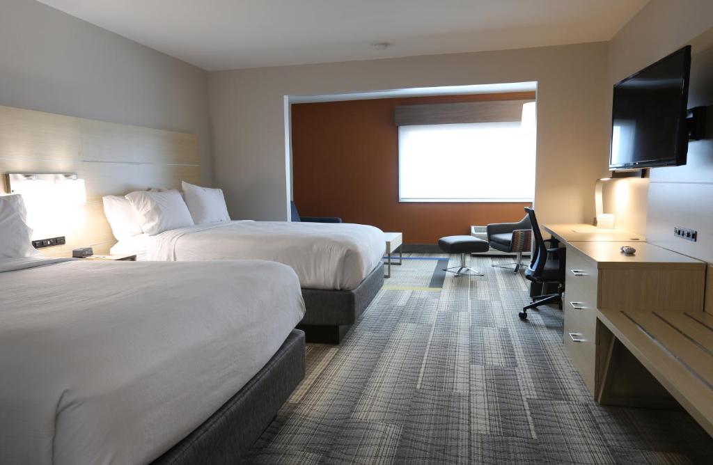 Двухместный (Двухместный номер с 2 отдельными кроватями и диваном-кроватью – Для некурящих) курортного отеля Holiday Inn Express - Biloxi - Beach Blvd, an IHG Hotel, Билокси