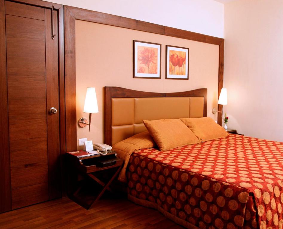 Двухместный (Двухместный номер Делюкс с 1 кроватью) отеля The Retreat Hotel & Convention Centre, Мумбай