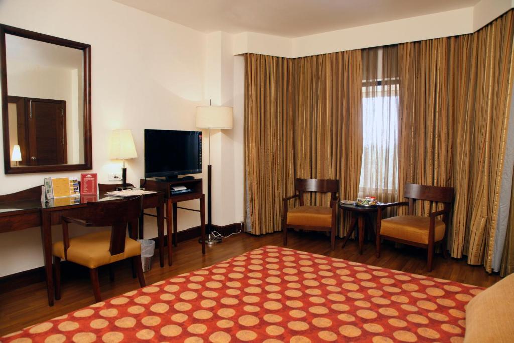 Двухместный (Номер с кроватью размера «queen-size» и видом на бассейн) отеля The Retreat Hotel & Convention Centre, Мумбай