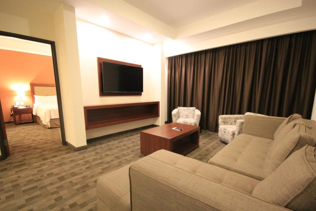 Сьюит (Люкс с кроватью размера «king-size» - Для некурящих), Holiday Inn & Suites Plaza Mayor