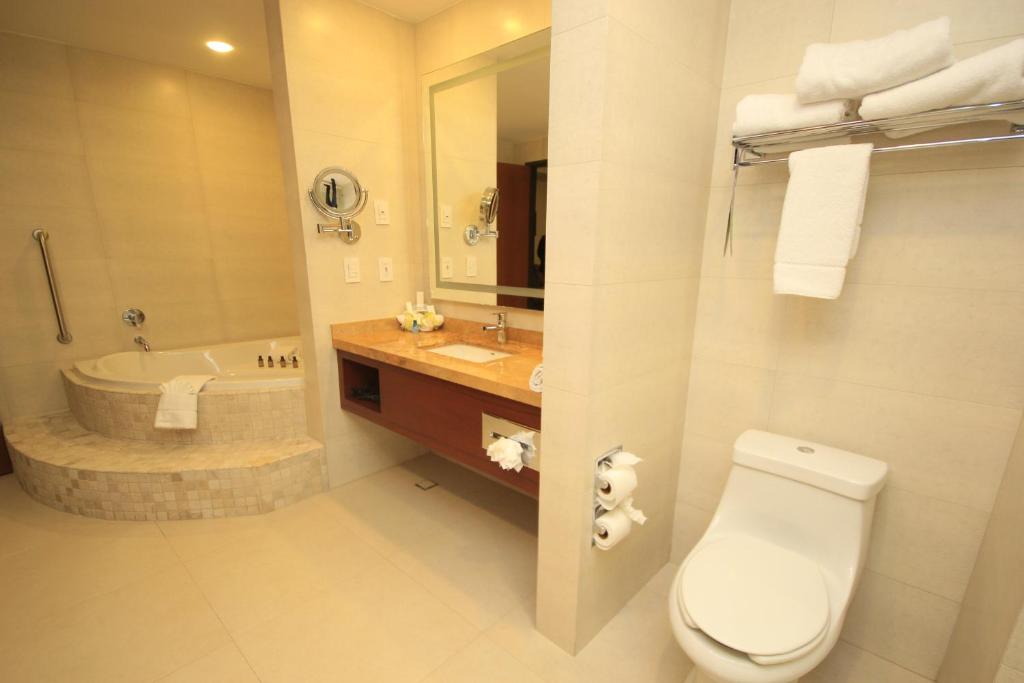 Сьюит (Люкс с кроватью размера «king-size» - Для некурящих), Holiday Inn & Suites Plaza Mayor