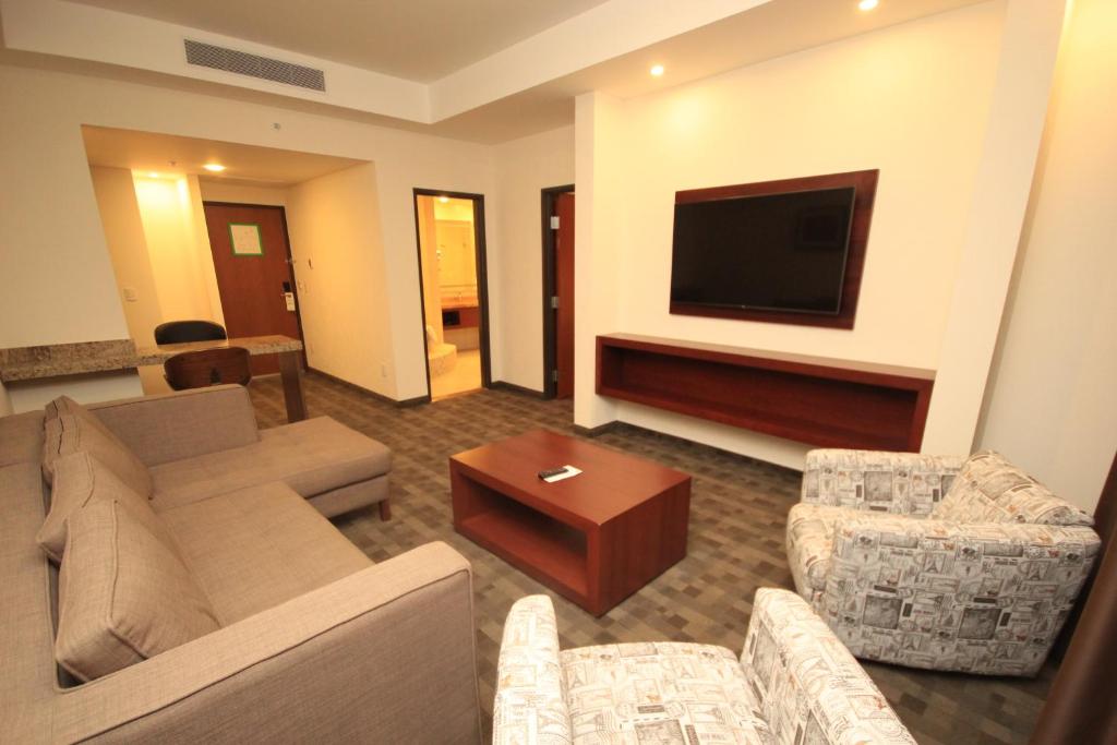 Сьюит (Люкс с кроватью размера «king-size» - Для некурящих), Holiday Inn & Suites Plaza Mayor