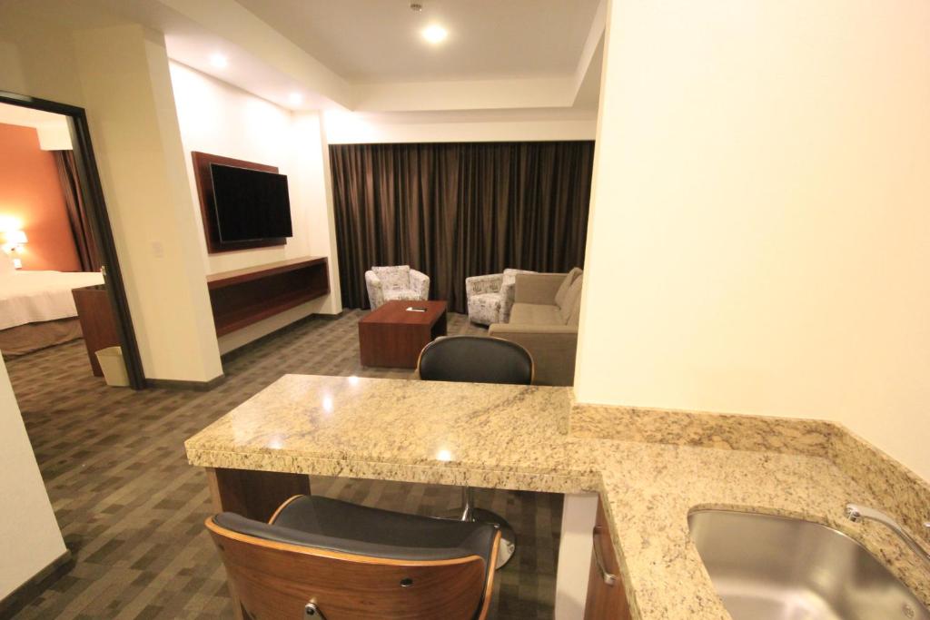 Сьюит (Люкс с кроватью размера «king-size» - Для некурящих), Holiday Inn & Suites Plaza Mayor