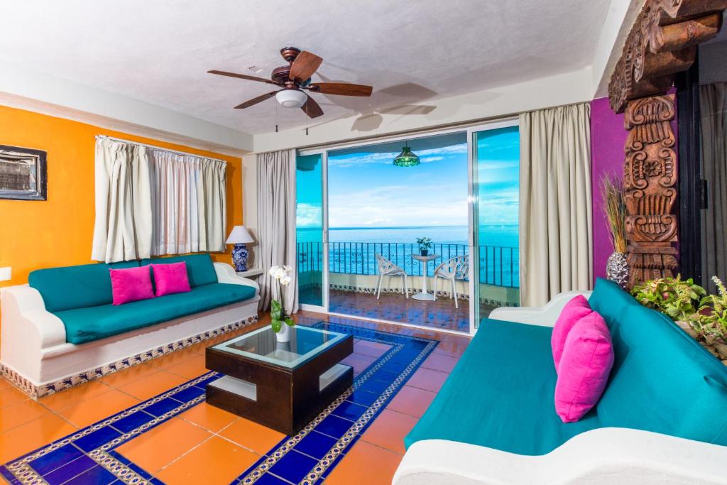 Сьюит (Двухместный люкс с 2 двуспальными кроватями) отеля Mar Sereno Hotel & Suites, Пуэрто-Вальярта