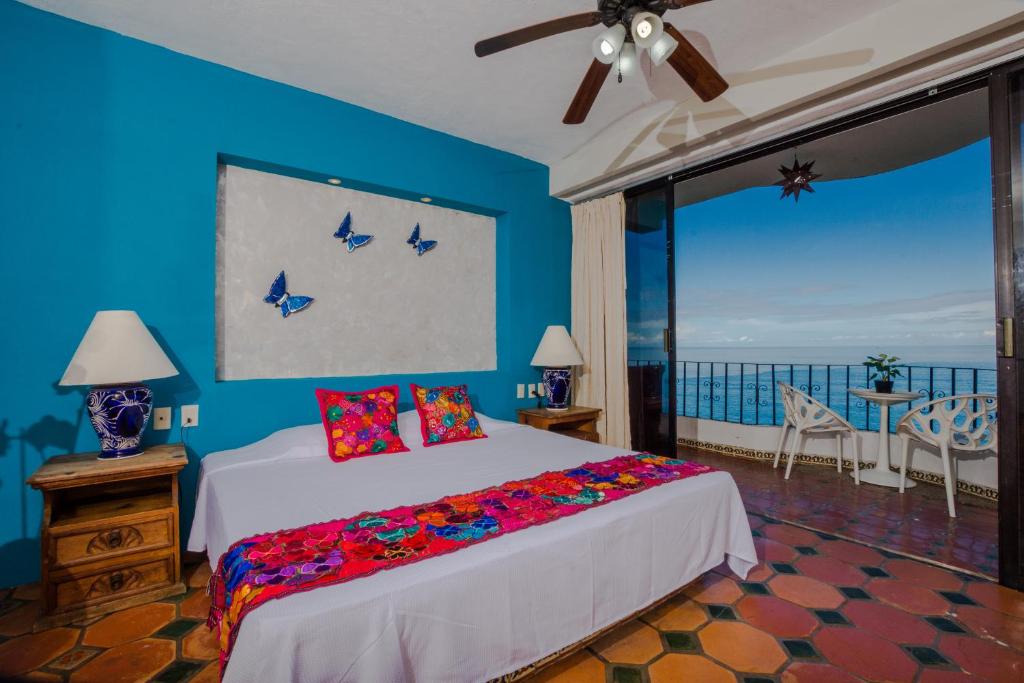 Сьюит (Люкс с кроватью размера «king-size») отеля Mar Sereno Hotel & Suites, Пуэрто-Вальярта