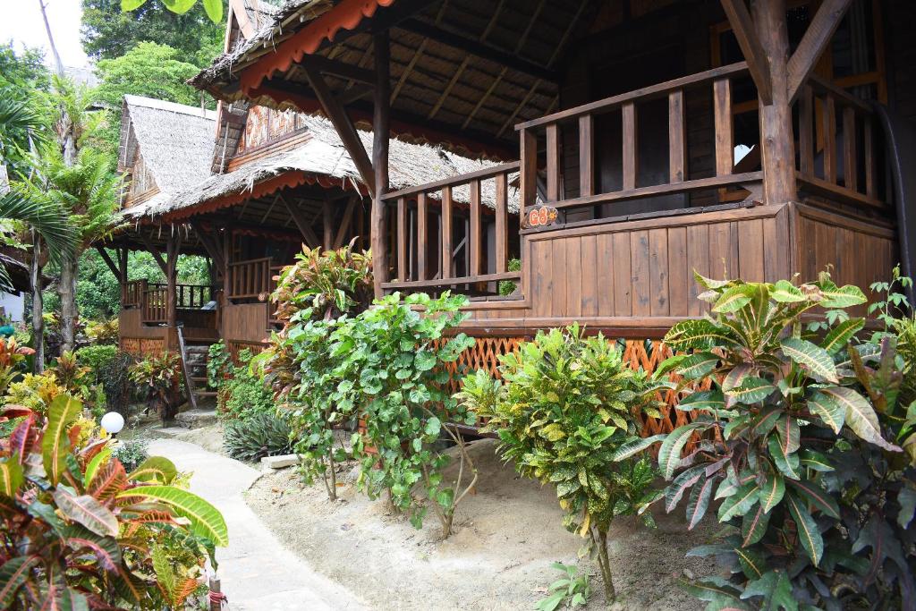 Двухместный (Бунгало с видом на сад) курортного отеля Phi Phi Relax Beach Resort, Пхи-Пхи