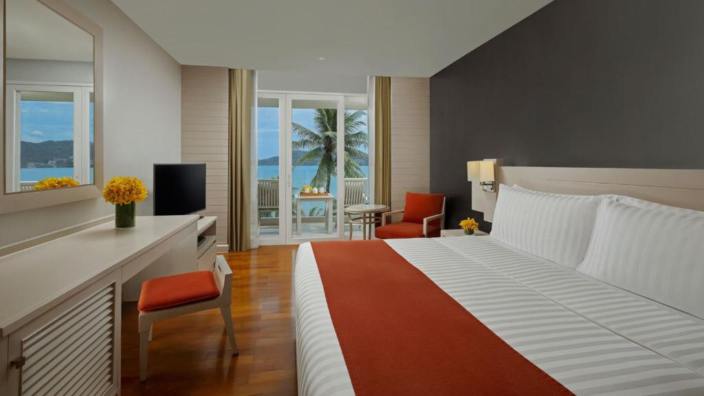 Трехместный (Улучшенный двухместный номер с 1 кроватью и частичным видом на океан) курортного отеля Amari Phuket, Пхукет