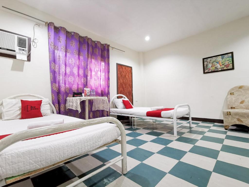 Двухместный (Стандартный двухместный номер с 2 отдельными кроватями) отеля RedDoorz near Damosa Lanang Davao, Давао