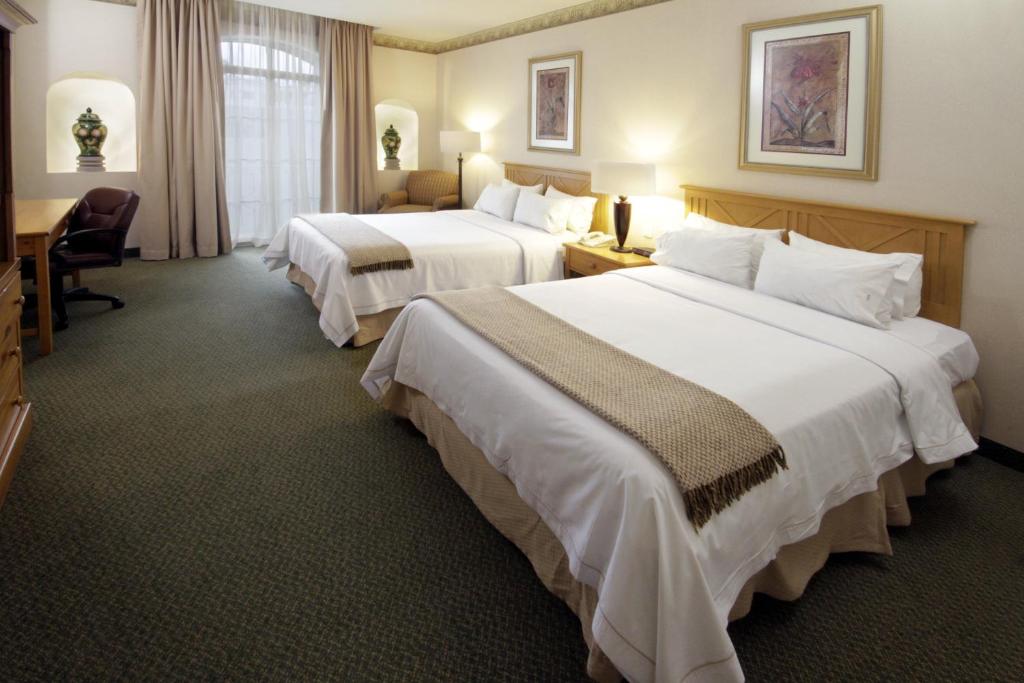 Двухместный (Двухместный номер с 2 двуспальными кроватями - Для некурящих) отеля Holiday Inn Express Guanajuato, Гуанахуато