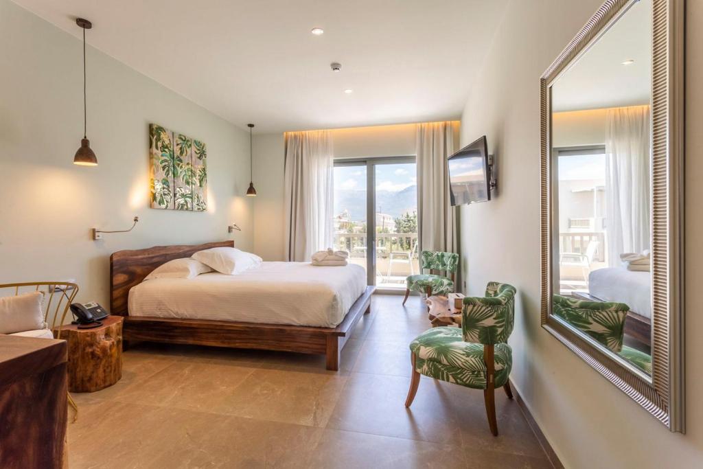 Двухместный (Улучшенный двухместный номер с 1 кроватью или 2 отдельными кроватями и видом на сад) отеля Elysian Luxury Hotel and Spa, Каламата