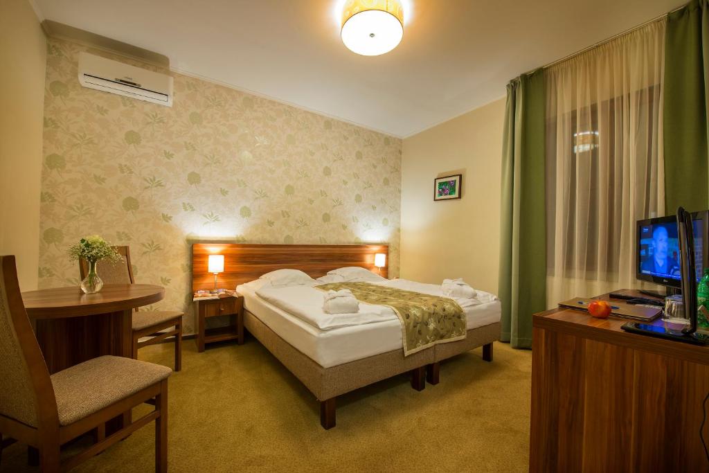 Двухместный (Двухместный номер с двуспальной кроватью и дополнительной кроватью) отеля Wellness hotel Spark, Братислава