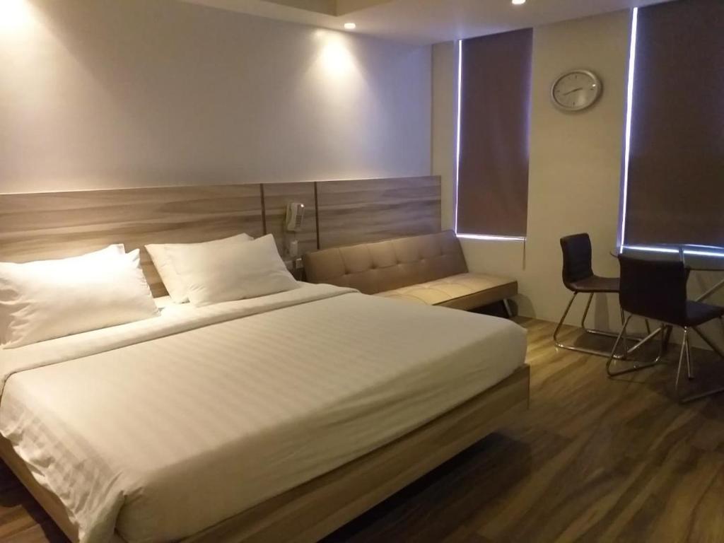 Сьюит (Люкс с 2 спальнями) отеля Mabolo Royal Hotel, Себу