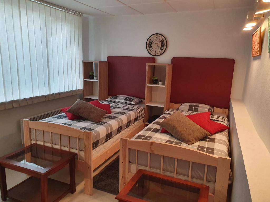 Двухместный (Двухместный номер с 1 кроватью и общим туалетом) хостела Freedom65 Hostel and Caravan, Таллин