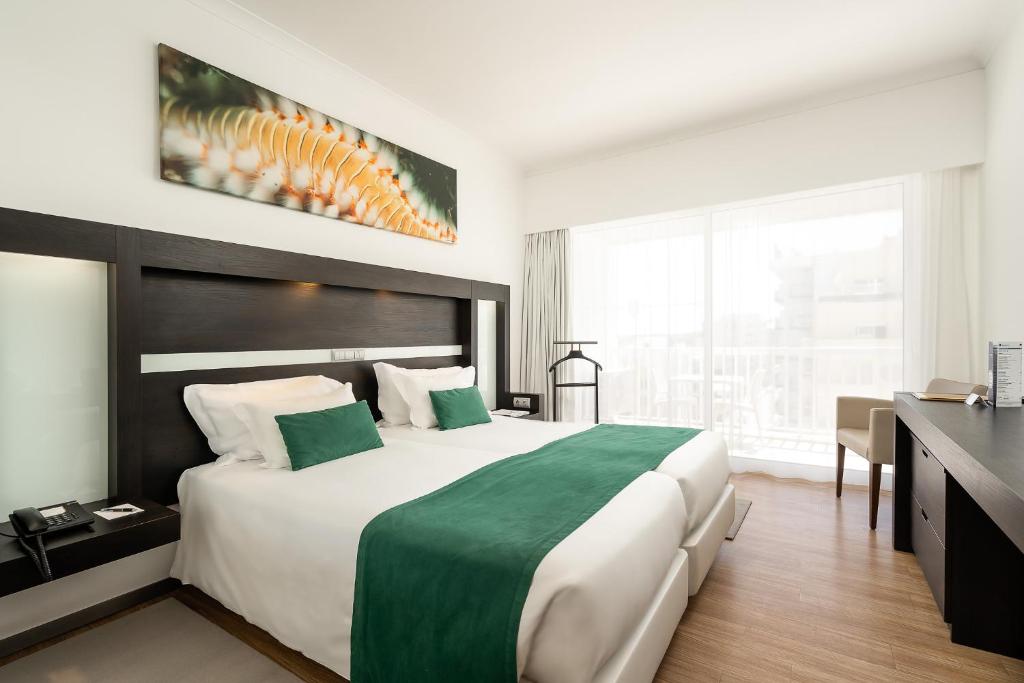 Двухместный (Улучшенный номер с боковым видом на море) отеля Jupiter Algarve Hotel, Портиман