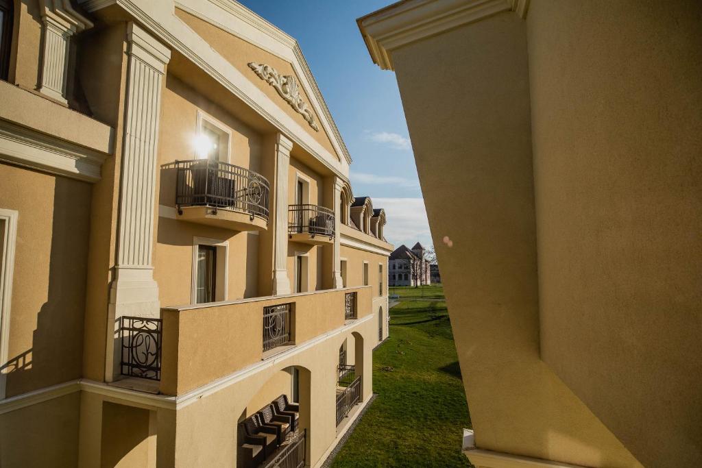 Двухместный (Номер с кроватью размера «king-size» и балконом) отеля Hotel Cardinal, Алба-Юлия
