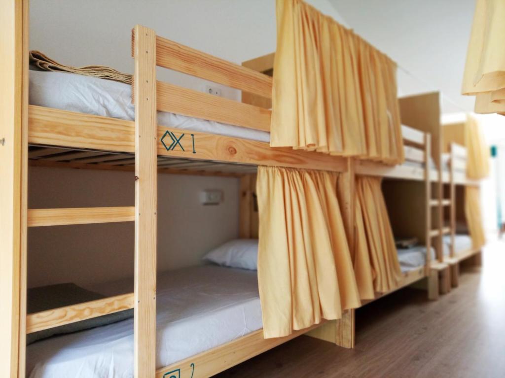 Номер (Спальное место на двухъярусной кровати в общем номере для мужчин и женщин) хостела O Peirao, Виго