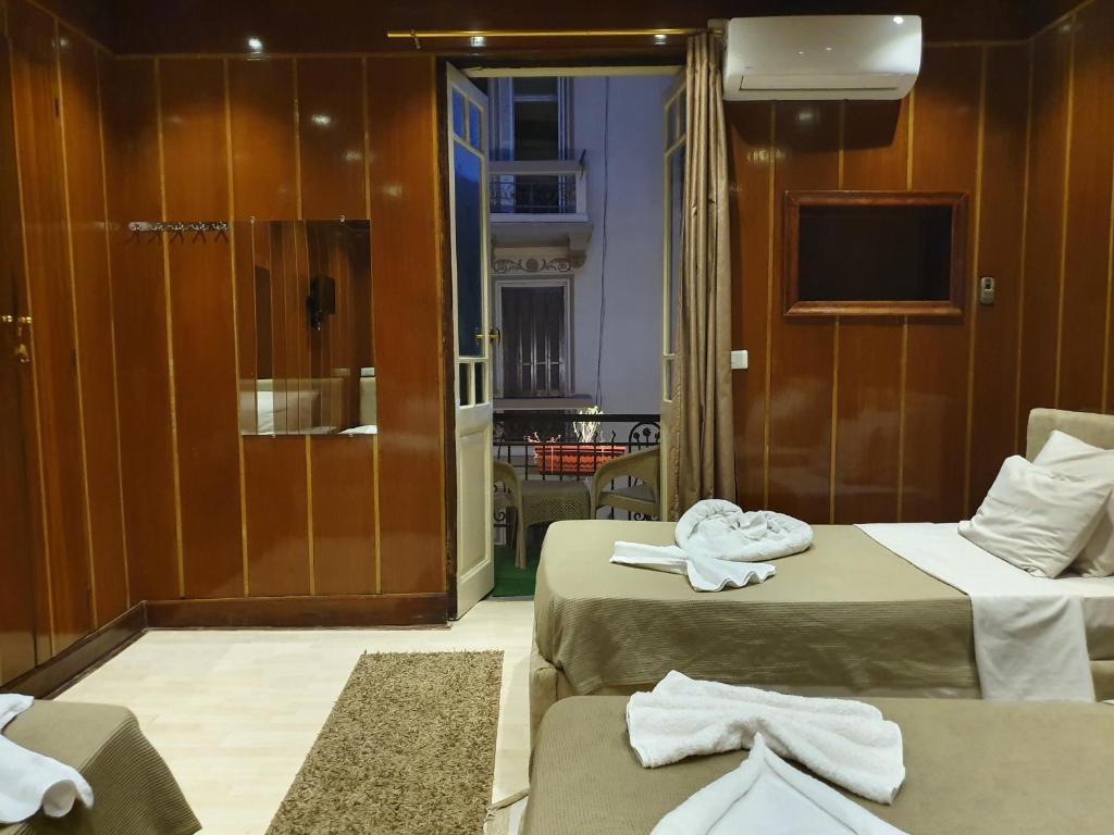 Трехместный (Трехместный номер с общей ванной комнатой) хостела Holy sheet Hostel, Каир