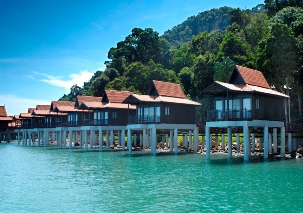 Сьюит (Люкс «Премьер» на воде) курортного отеля Berjaya Langkawi Resort, Лангкави